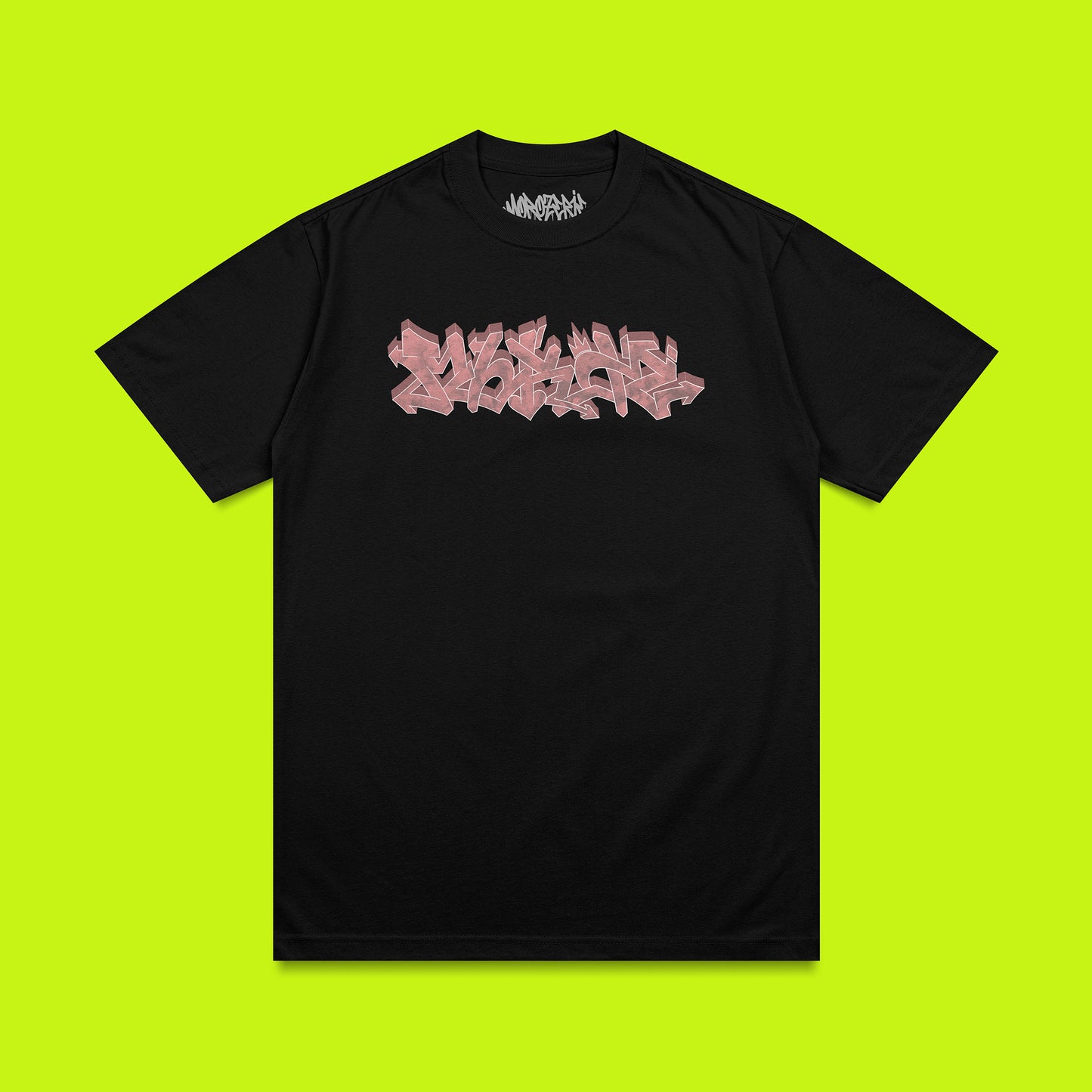 t-shirt oversize noir avec un lettrage "moroz" en rose pâle dans un style graffiti