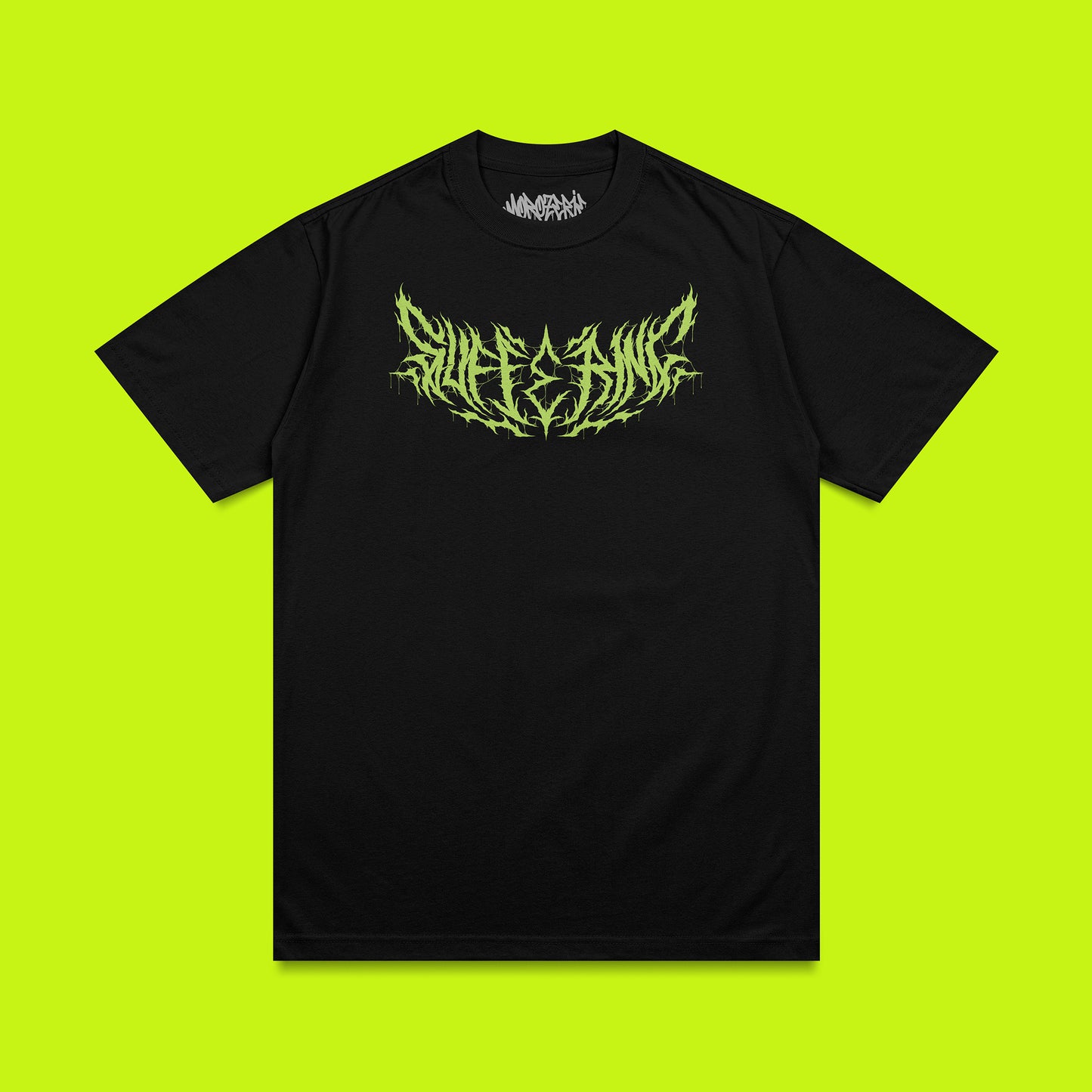 t-shirt oversize noir avec un lettrage "suffering" en vert dans un style harcore