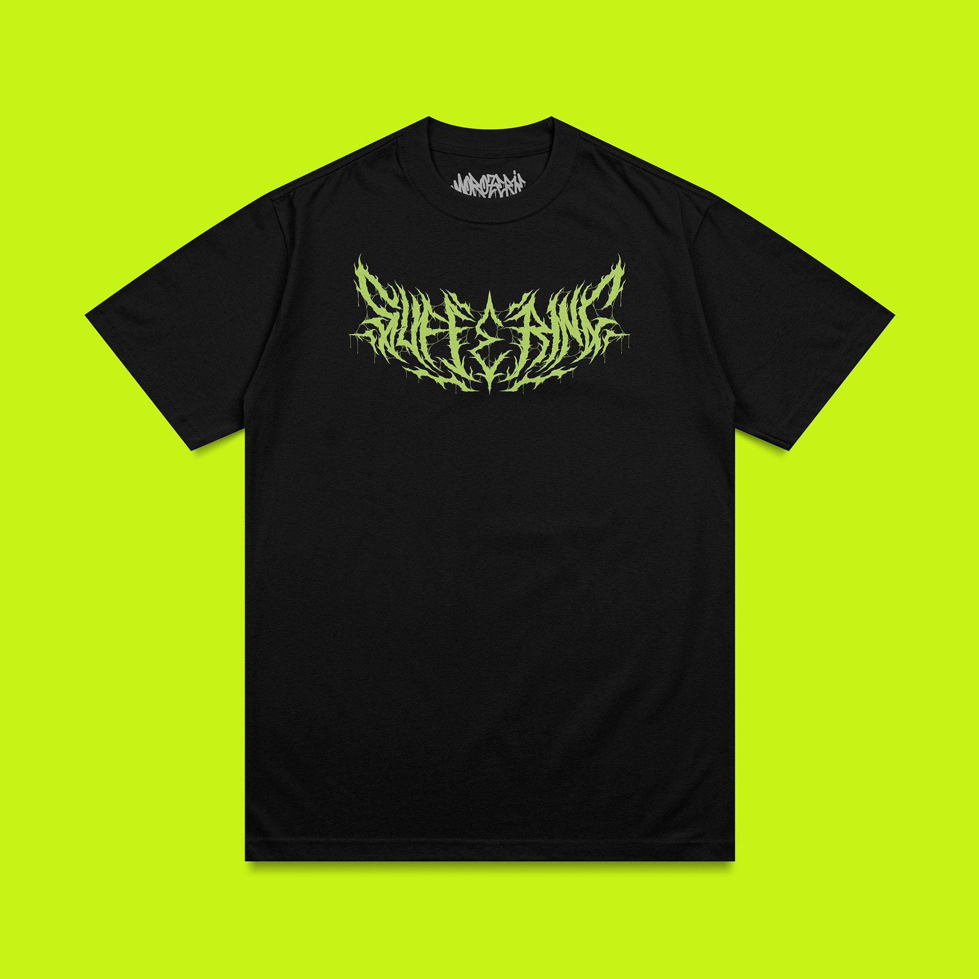 t-shirt oversize noir avec un lettrage "suffering" en vert dans un style harcore