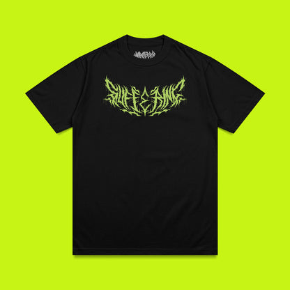 t-shirt oversize noir avec un lettrage "suffering" en vert dans un style harcore